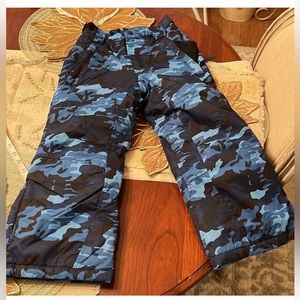 Child’s size extra small 5/6 snow/ski pants. Beautiful condition like new!